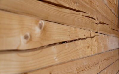 Как уменьшить трещины в деревянном доме в процессе усадки – из бруса, оцилиндрованного и рубленного бревна