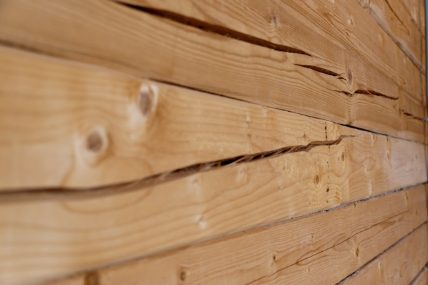 Как уменьшить трещины в деревянном доме в процессе усадки – из бруса, оцилиндрованного и рубленного бревна